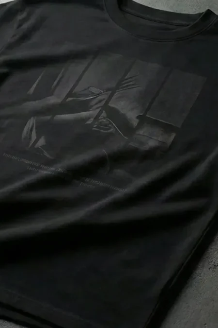 Detalle de acabado y cuello de Camiseta Essential Zavage