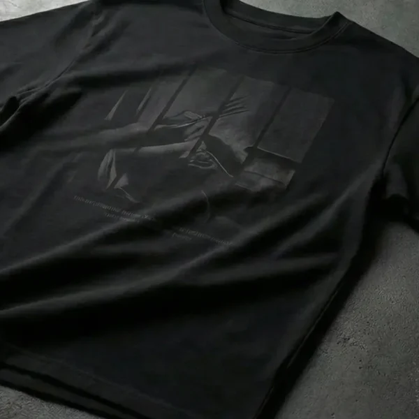 Detalle de acabado y cuello de Camiseta Essential Zavage