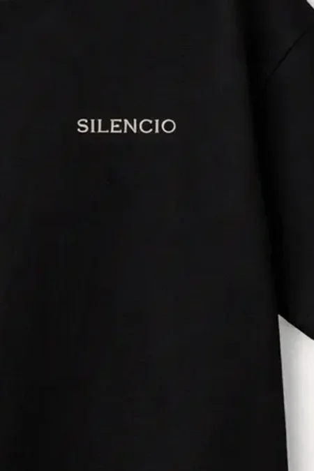 Detalle de corte amplio y costuras de Camiseta Oversize Minimal