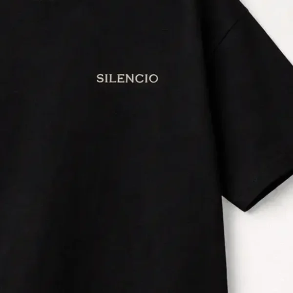 Detalle de corte amplio y costuras de Camiseta Oversize Minimal