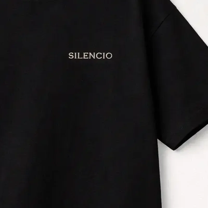 Detalle de corte amplio y costuras de Camiseta Oversize Minimal