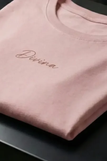 Detalle de escote y caída de Camiseta Urban Dama