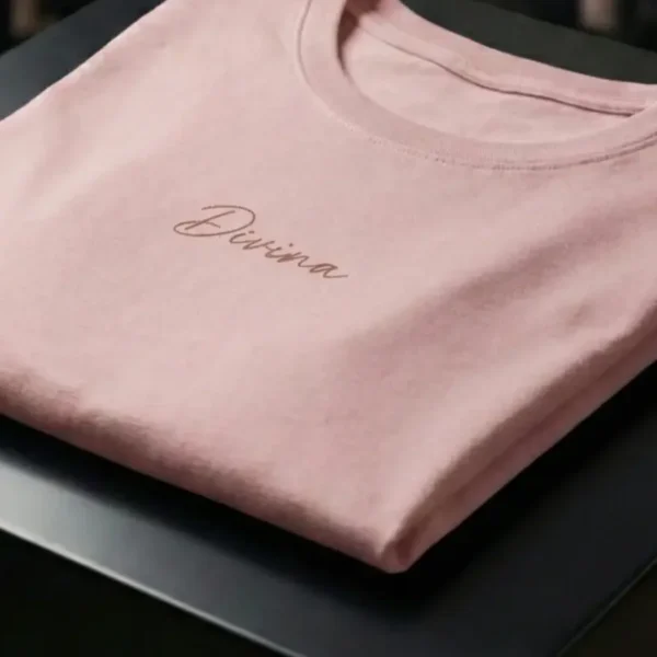 Detalle de escote y caída de Camiseta Urban Dama
